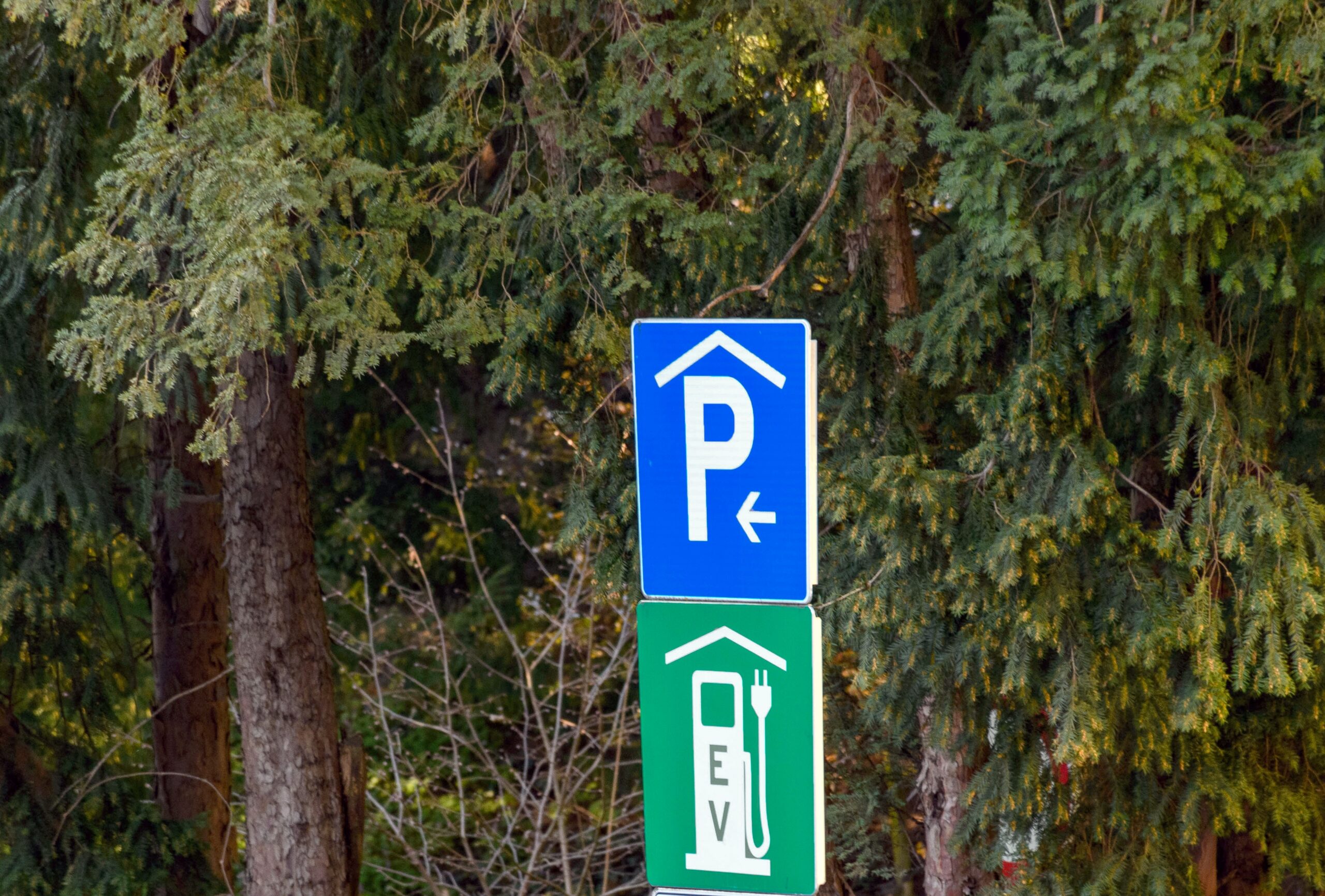 street-sign-for-parking-garage-and-ev-electronic-v-2022-11-14-19-31-20-utc