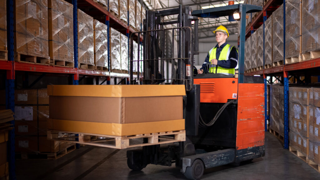 Warehouse-worker-picks-boxes-on-forklift