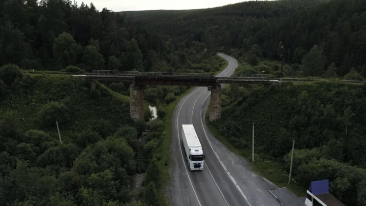 HGV avoiding a bridge strike