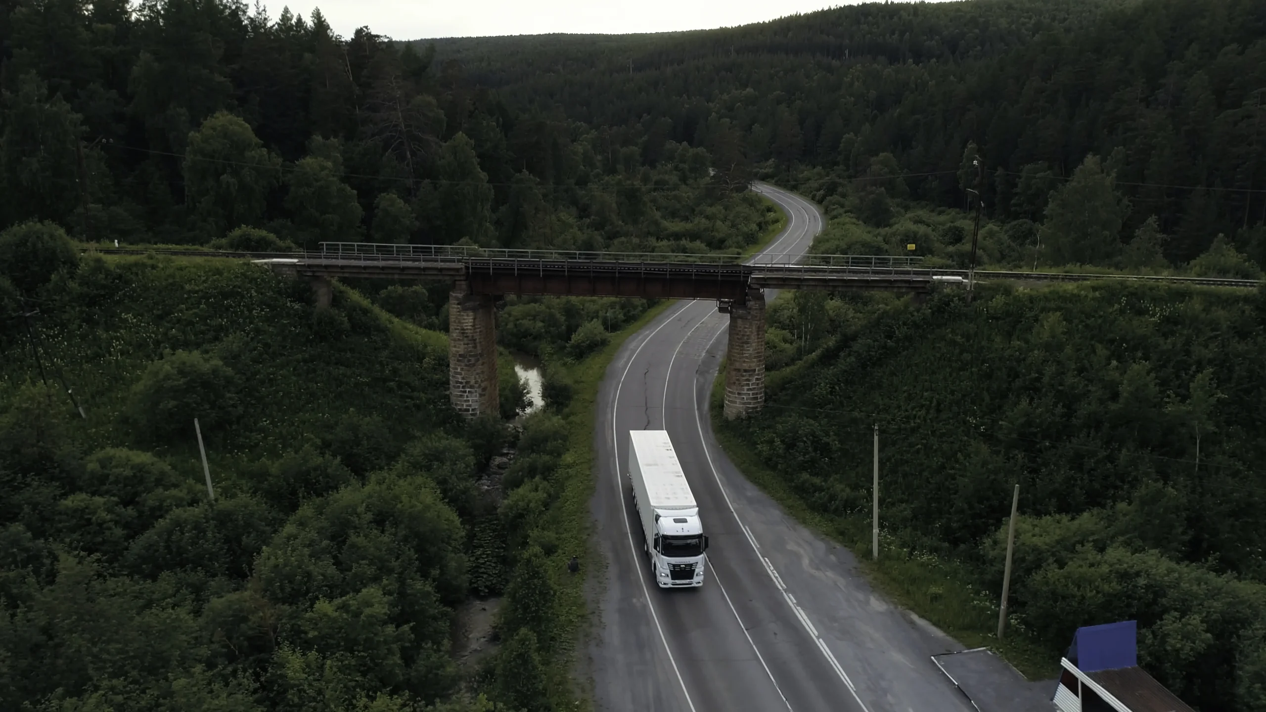 HGV avoiding a bridge strike