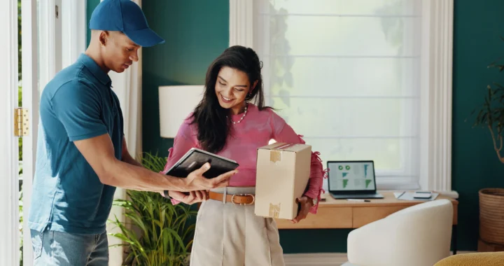 Customer receiving an own fleet delivery order from a marketplace