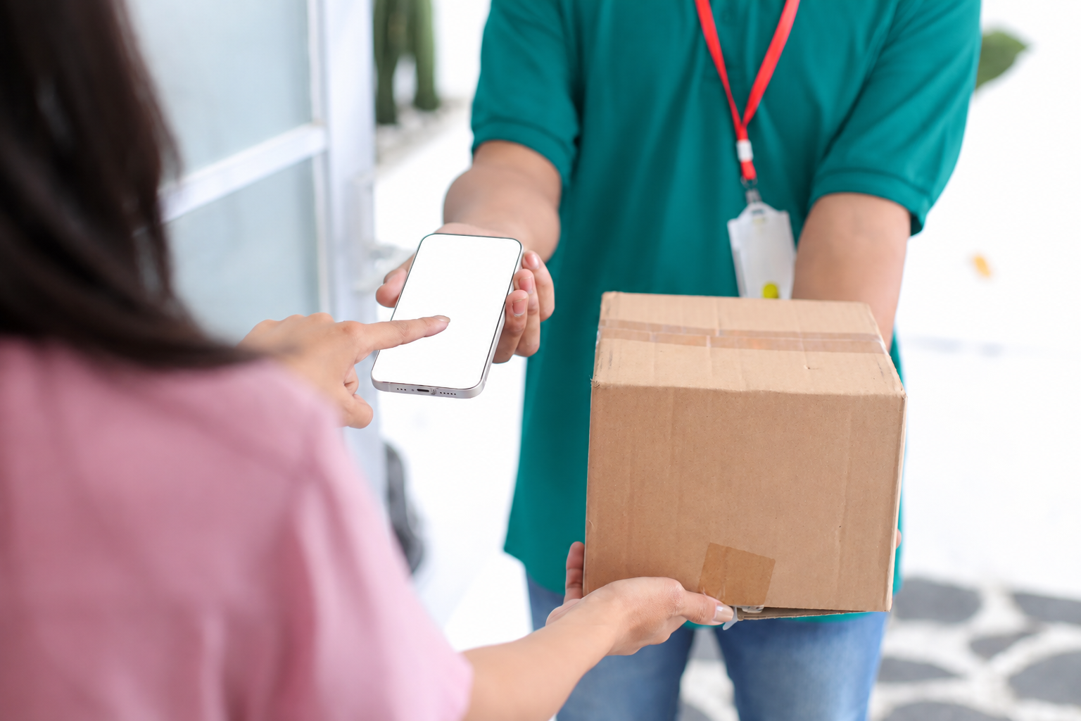 Delivery driver capturing ePOD
